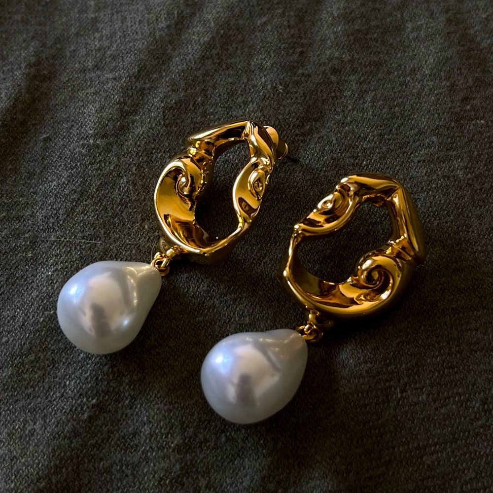 New Gold sculpture earrings with tear drop faux pearl